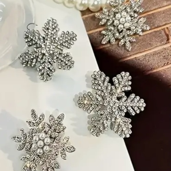 🌹 FREE w/purchase Snowflake crystal rhinestone hair clips - Picture 3 of 14